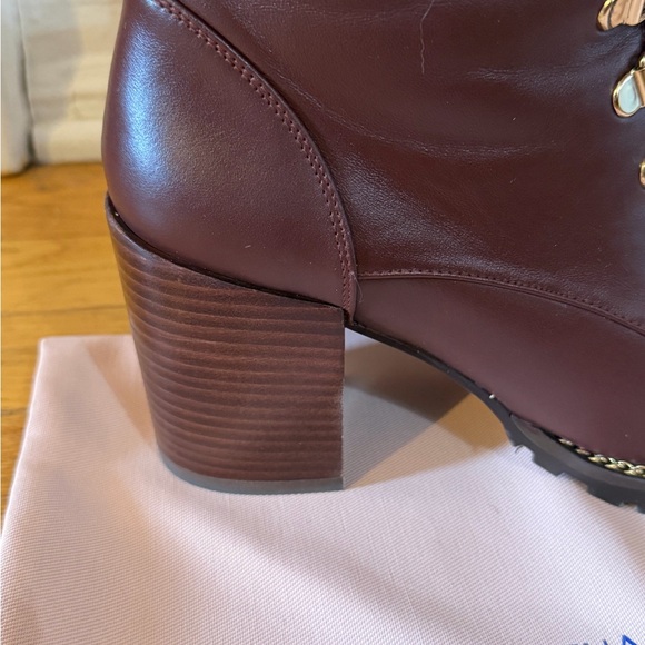 Stuart Weitzman Wine/Burgundy Lace-Up Leather Boots with Gold Chain Trim - Picture 4 of 8
